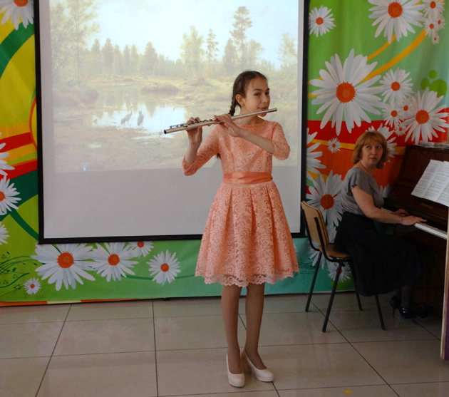Писковец Анастасия исполнила на флейте Песню тайного леса