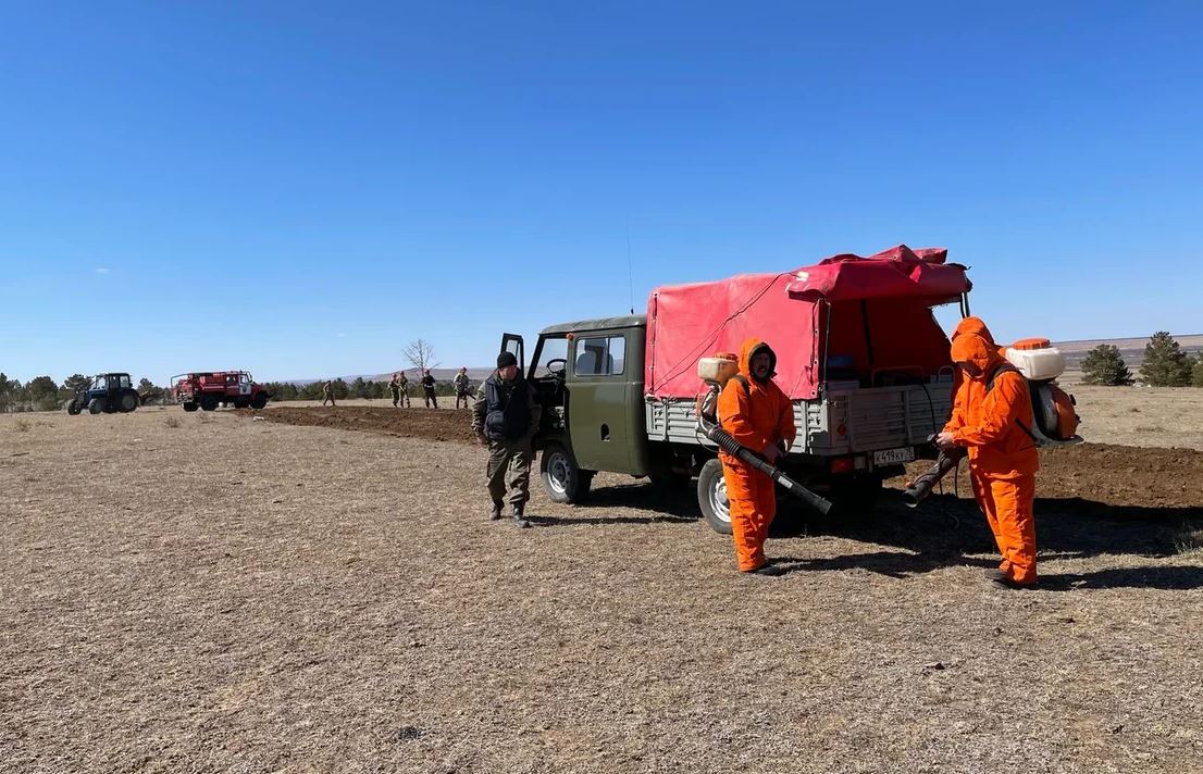 Пожарная команда Даурского заповедника. Фото А. Стрельникова Пожарная команда Даурского заповедника. Фото А. Стрельникова